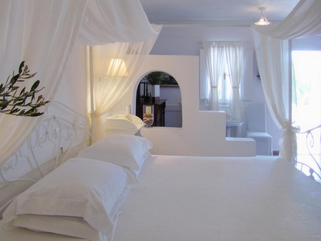 Postel nebo postele na pokoji v ubytování Porto Scoutari Romantic Hotel
