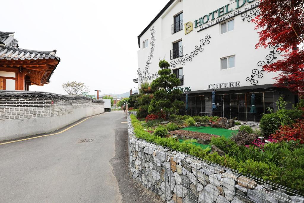 a view of the exterior of a hotel at Suwon Dono1796 Hotel in Suwon