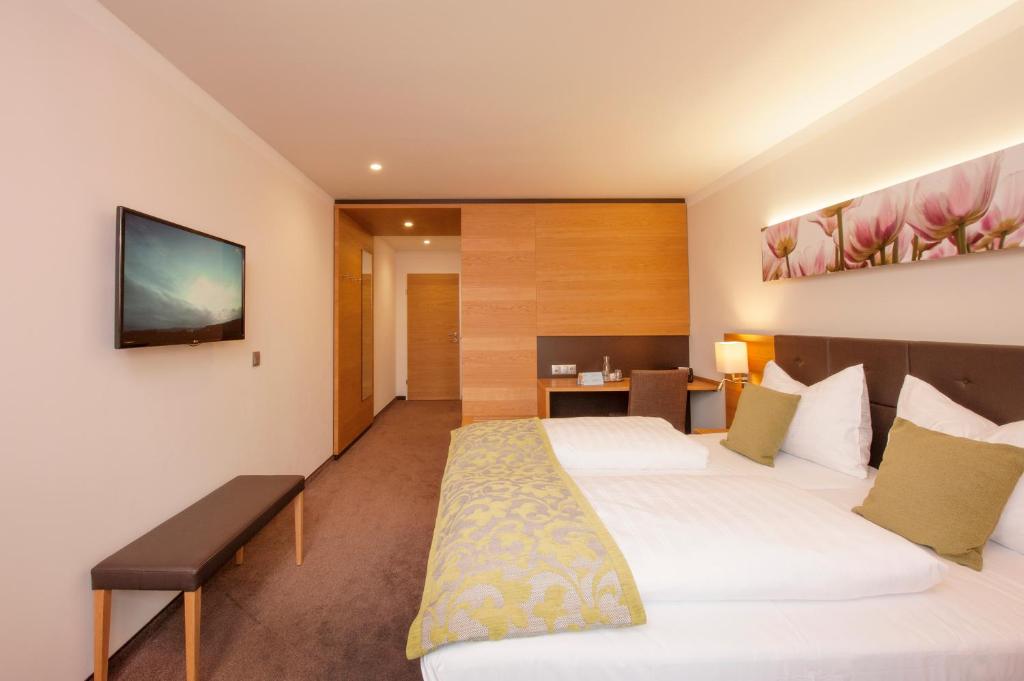 Postel nebo postele na pokoji v ubytování Hotel-Gasthof Beim Böckhiasl