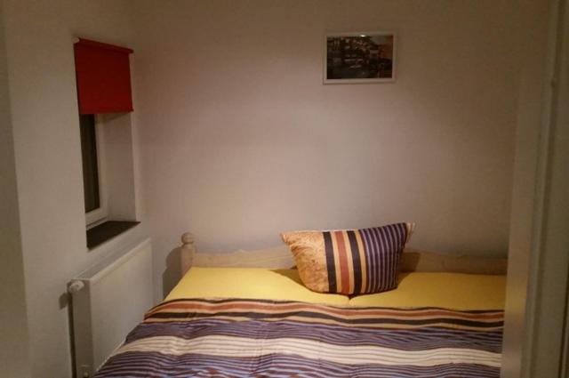 - une chambre avec un lit et un oreiller dans l'établissement FeWo Engler Bremen Neustadtstraße, à Brême