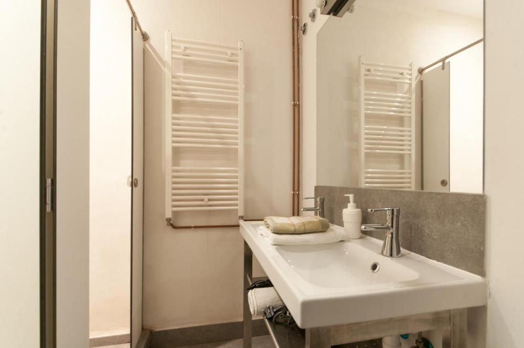 Kúpeľňa v ubytovaní Gopal-Comfortable Cozy Apartment for Groups in Gracia