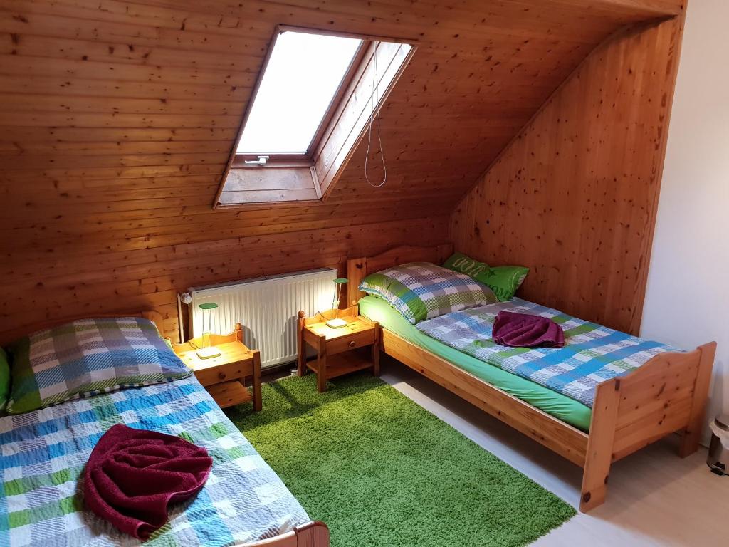 1 dormitorio con 2 camas y ventana en Dudu's Gästehaus, en Diebach am Haag