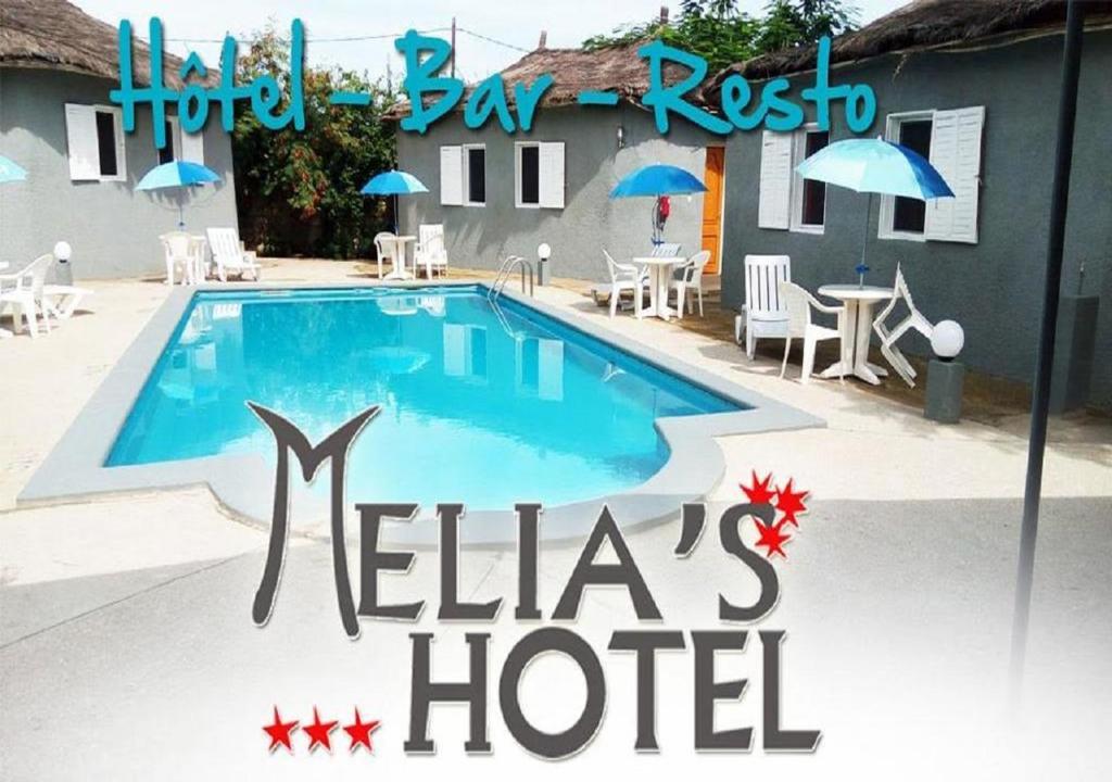 una piscina en un hotel con un cartel que lee mels hotel en Melia Hotel, en Saly Portudal