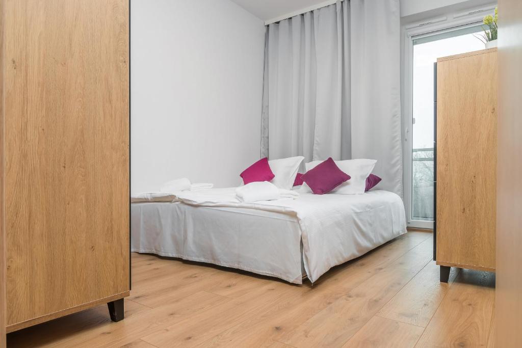 Posteľ alebo postele v izbe v ubytovaní Wrocław Rose Apartments by Noclegi Renters