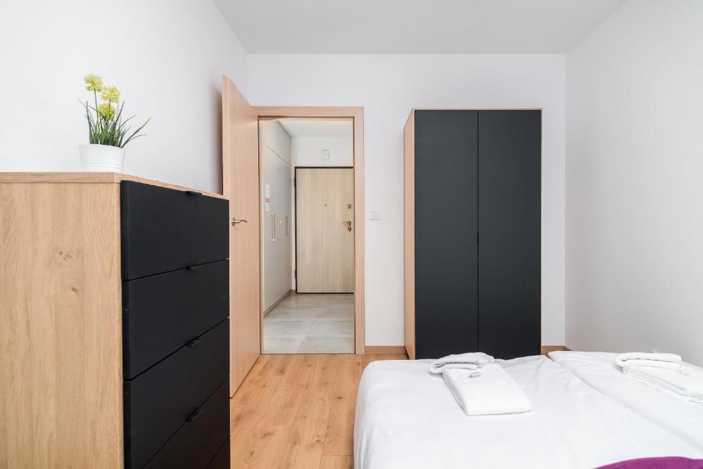 Posteľ alebo postele v izbe v ubytovaní Wrocław Rose Apartments by Noclegi Renters