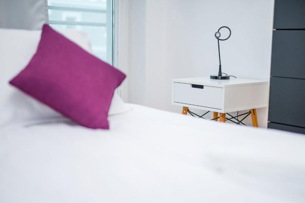 Posteľ alebo postele v izbe v ubytovaní Wrocław Rose Apartments by Noclegi Renters