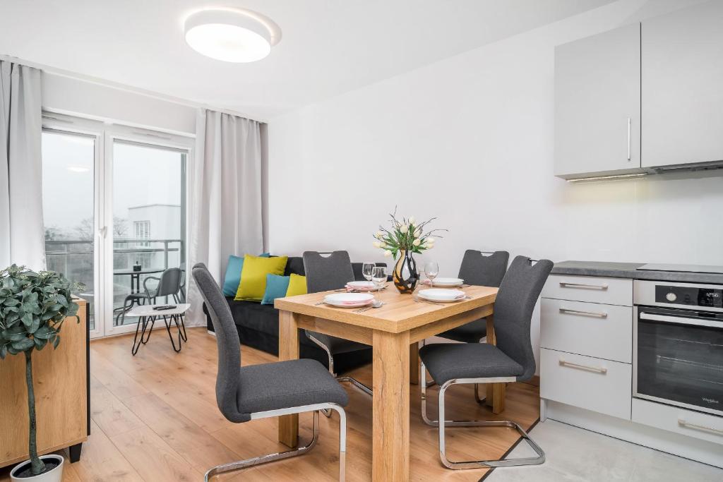 Kuchyňa alebo kuchynka v ubytovaní Wrocław Rose Apartments by Noclegi Renters