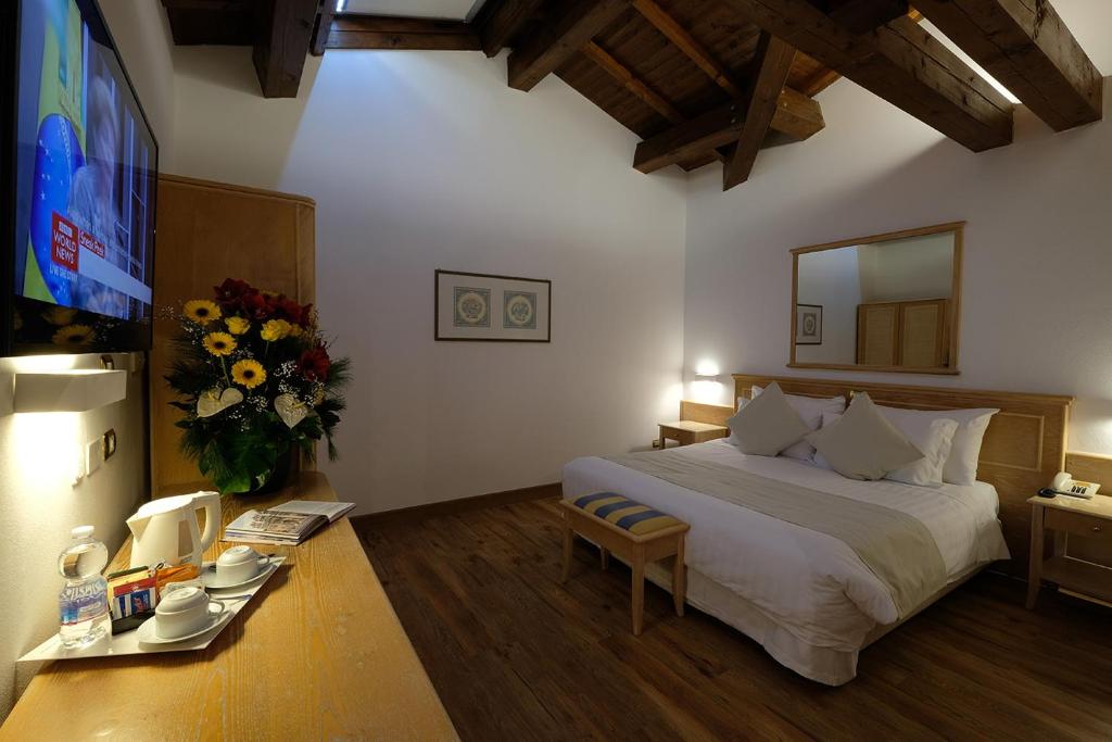 Postel nebo postele na pokoji v ubytování Hotel Orologio