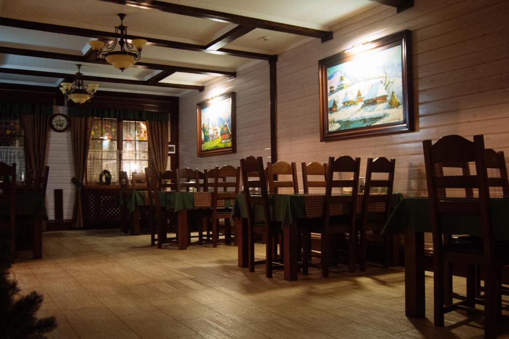 een eetkamer met een groene tafel en stoelen bij Готель Жди ня Єво instagram zhdenievo hotel in Zhdenievo