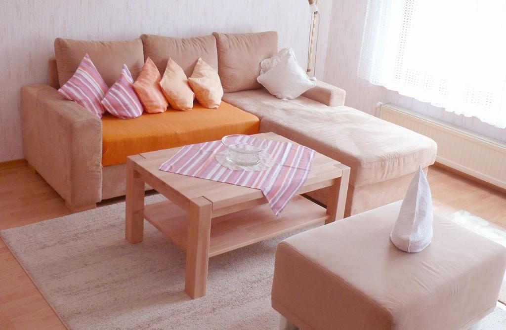 - un salon avec un canapé et une table dans l'établissement Ferienwohnung Bertolotti, à Achberg
