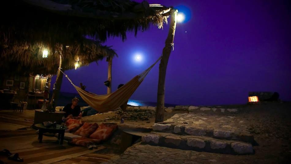 eine Hängematte am Strand in der Nacht in der Unterkunft Deep south Eco-lodge in Marsa Alam City