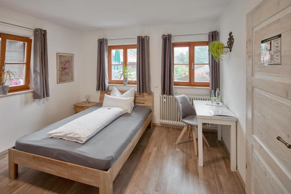 Postel nebo postele na pokoji v ubytování Hotel Garni Alte Säge Ruhpolding