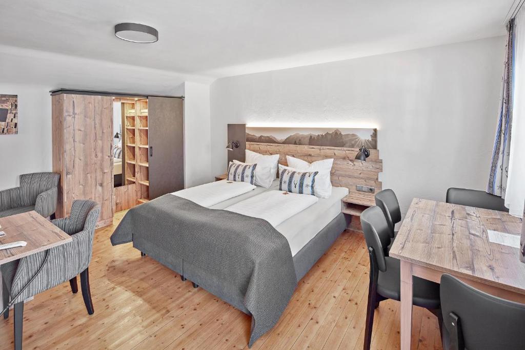 Postel nebo postele na pokoji v ubytování Hotel Garni Alte Säge Ruhpolding