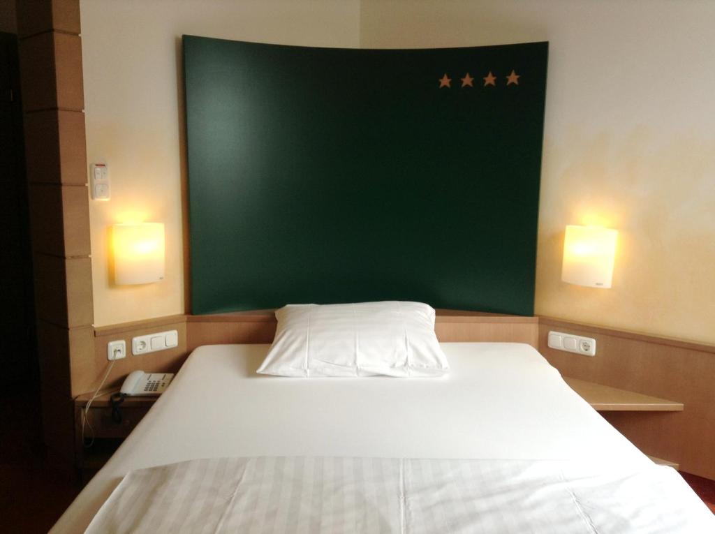 Postel nebo postele na pokoji v ubytování 1A Landhotel Schicklberg
