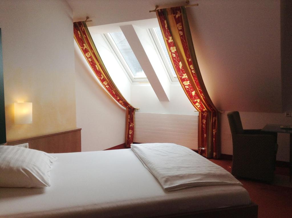 Postel nebo postele na pokoji v ubytování 1A Landhotel Schicklberg