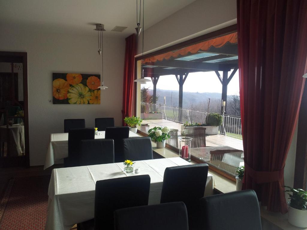Posezení v ubytování Zum Rebhang Bed & Breakfast