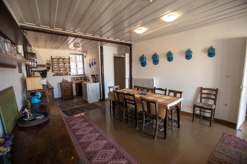 eine Küche und ein Esszimmer mit einem Tisch und Stühlen in der Unterkunft Tis Mammis in Nafplio