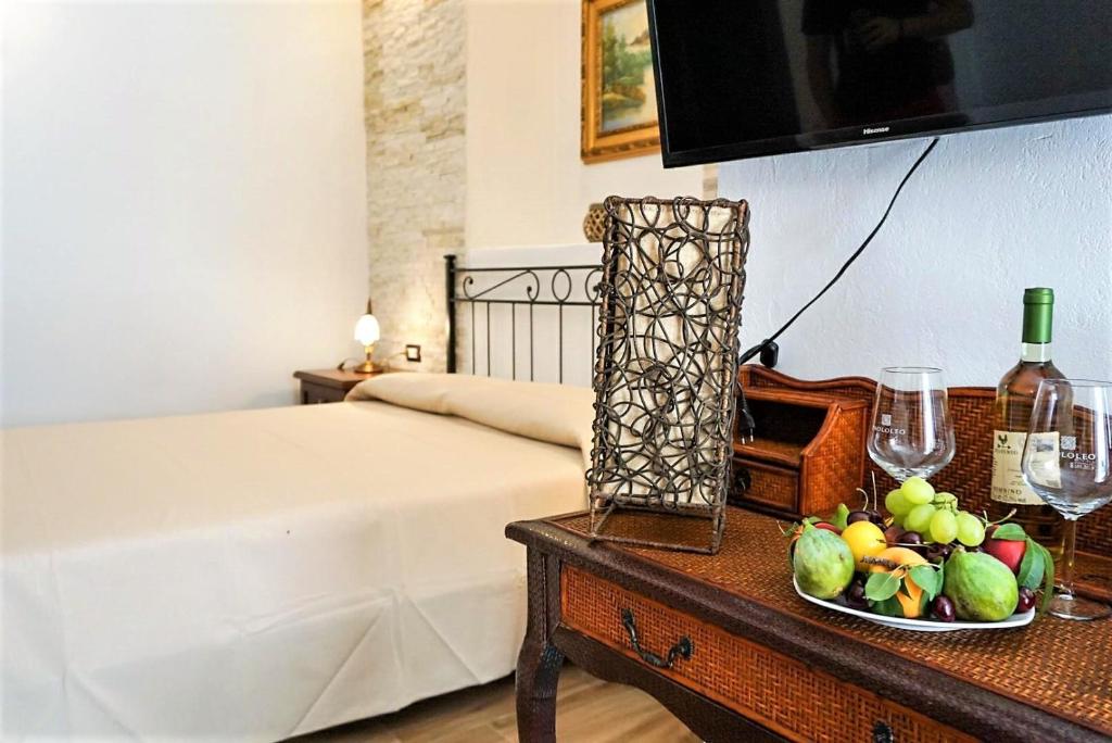 - une chambre avec un lit et une corbeille de fruits sur une table dans l'établissement Sunset Bed & Breakfast, à Peschici