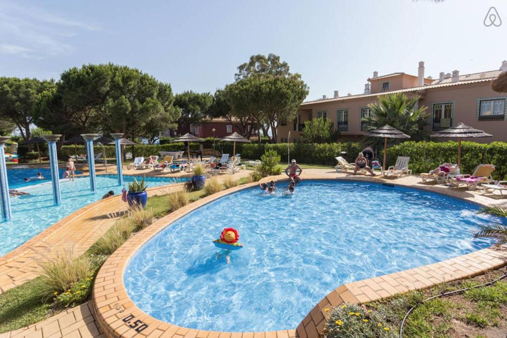 アルブフェイラにあるWonderful Flats with Pool by Host Wiseの遊びに来た人々と一緒にリゾートのプールを利用できます。