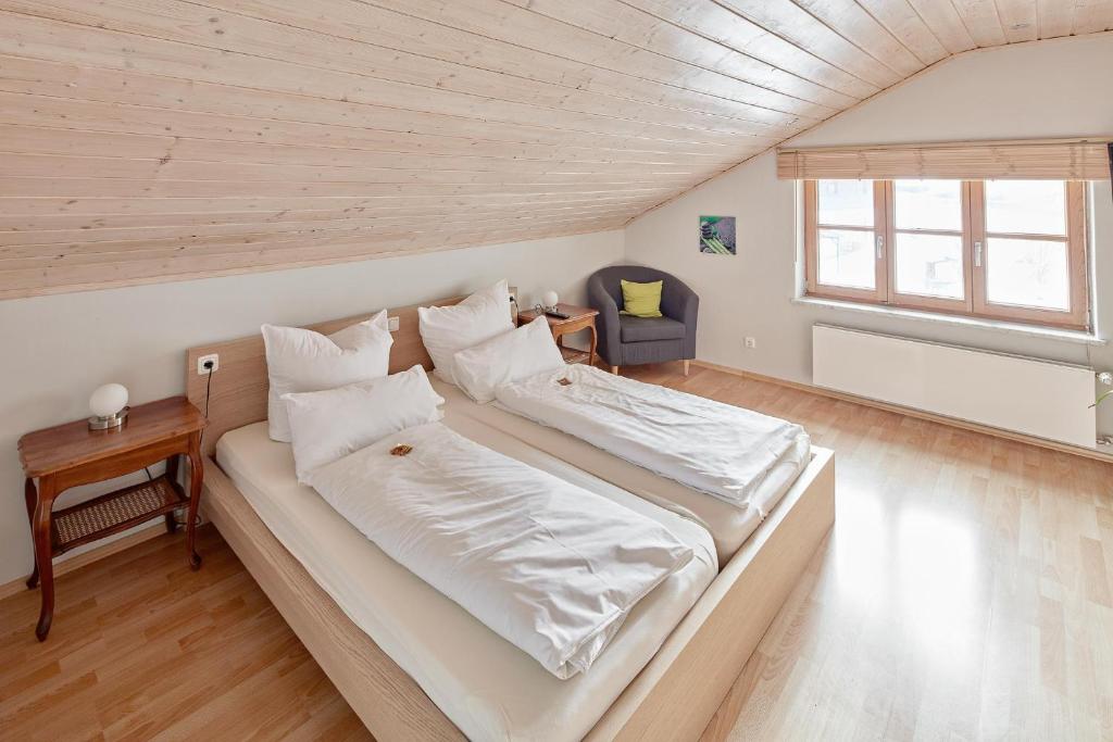 Postel nebo postele na pokoji v ubytování Hotel Garni Alte Säge Ruhpolding