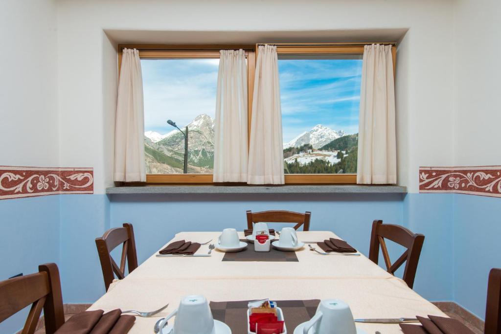 Nespecifikovaný výhled na hory nebo výhled na hory při pohledu z hotelu
