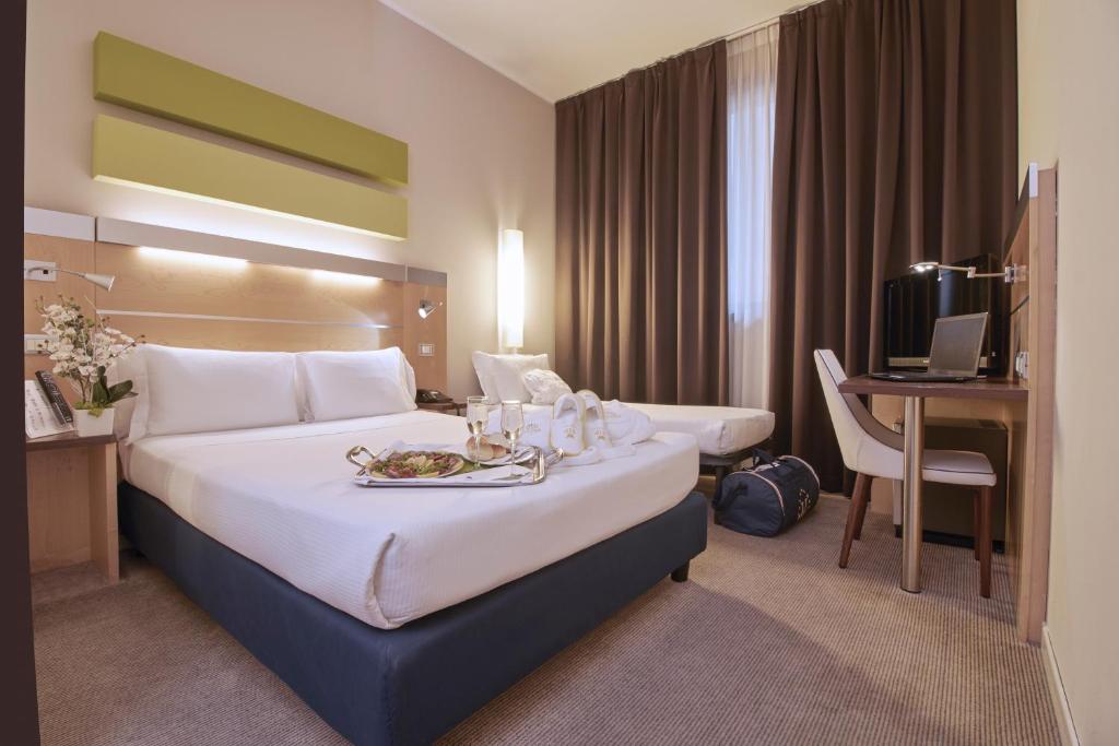 Postel nebo postele na pokoji v ubytování iH Hotels Milano Gioia