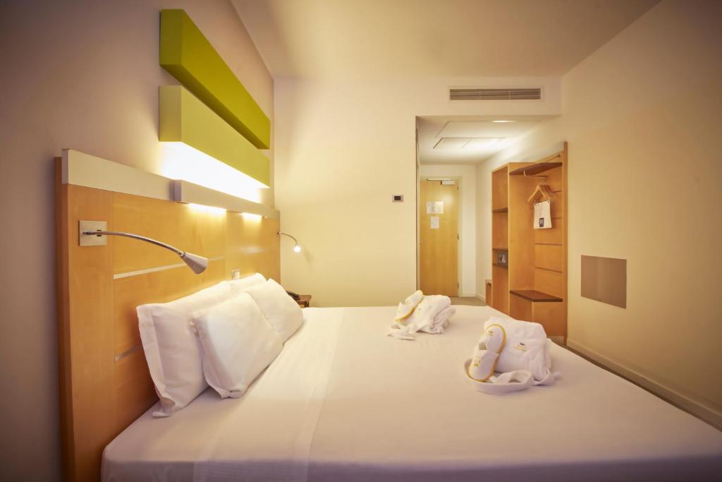 Postel nebo postele na pokoji v ubytování iH Hotels Milano Gioia