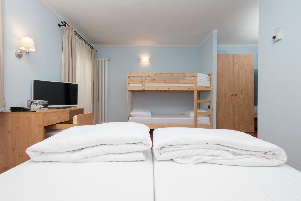 Postel nebo postele na pokoji v ubytování Hotel San Carlo, tra Bormio e Livigno
