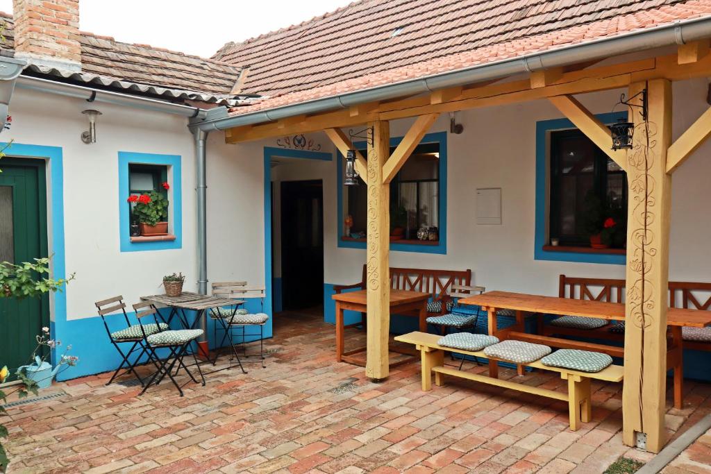 Ubytování Ledňáček في ليدنيس: جناح خشبي مع طاولات وكراسي على فناء من الطوب