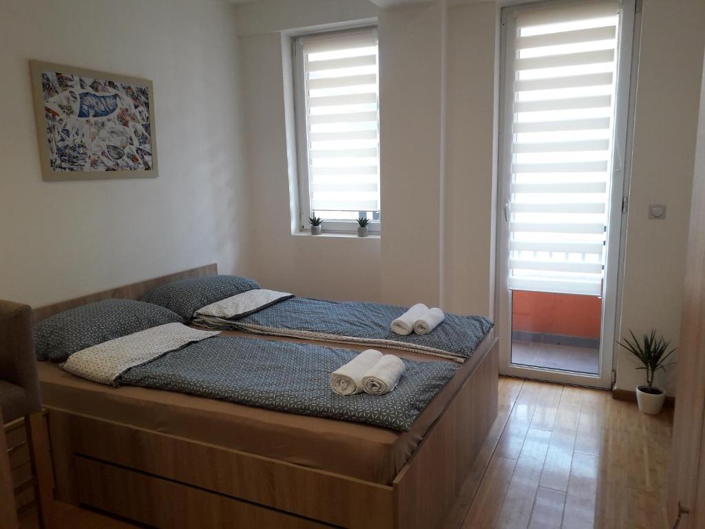 1 dormitorio con 1 cama con 2 toallas en Apartman TiM, en Kruševac