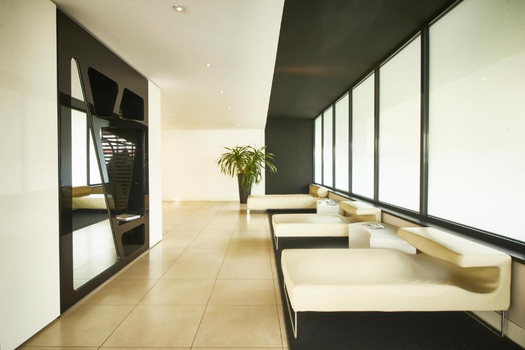 iH Hotels Milano Watt 13的电视和/或娱乐中心
