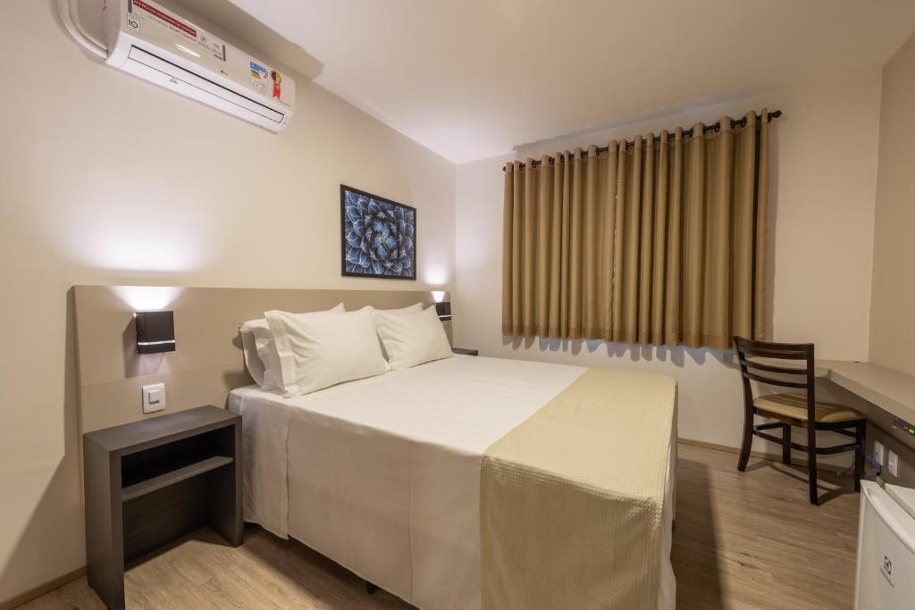 Katil atau katil-katil dalam bilik di Via Garden Varginha Hotel