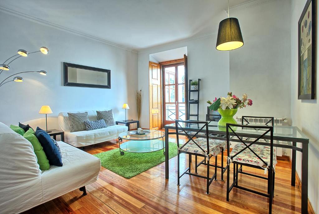 リスボンにあるMyPlaceLisbon - Cais de Alfama Apartmentのリビングルーム(テーブル、ソファ付)