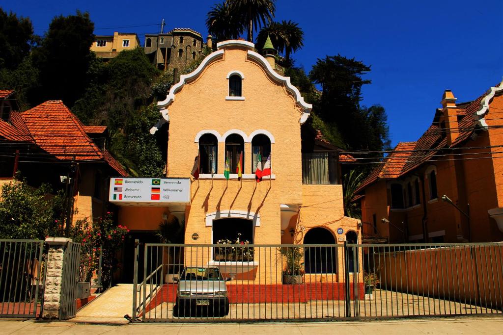 a small house with a fence in front of it at Hotel Balia Casino in Viña del Mar