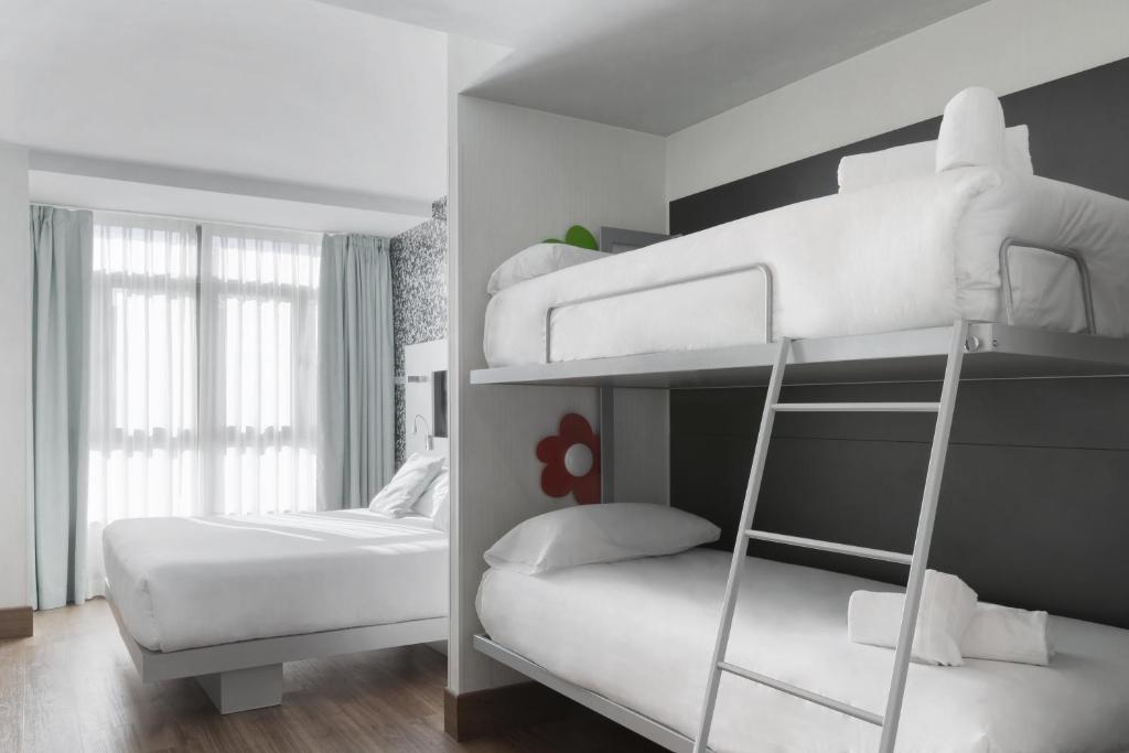 
Quadruple (4 Adults)
