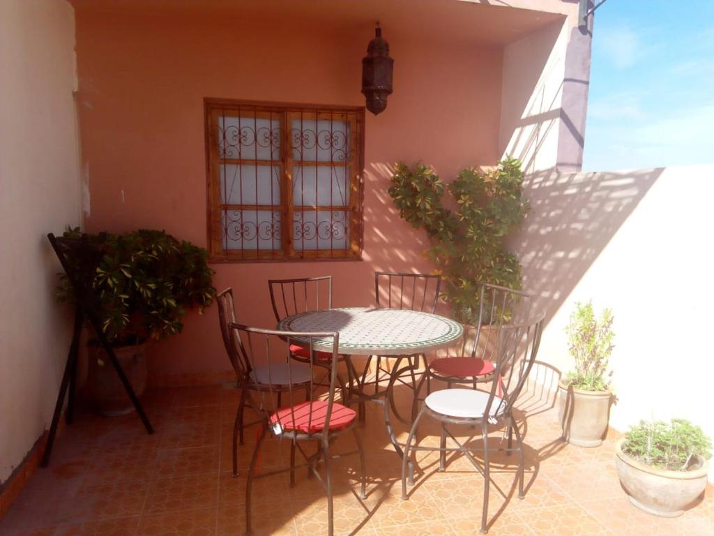 a patio with a table and chairs on a balcony at Marrakech autrement in Marrakesh