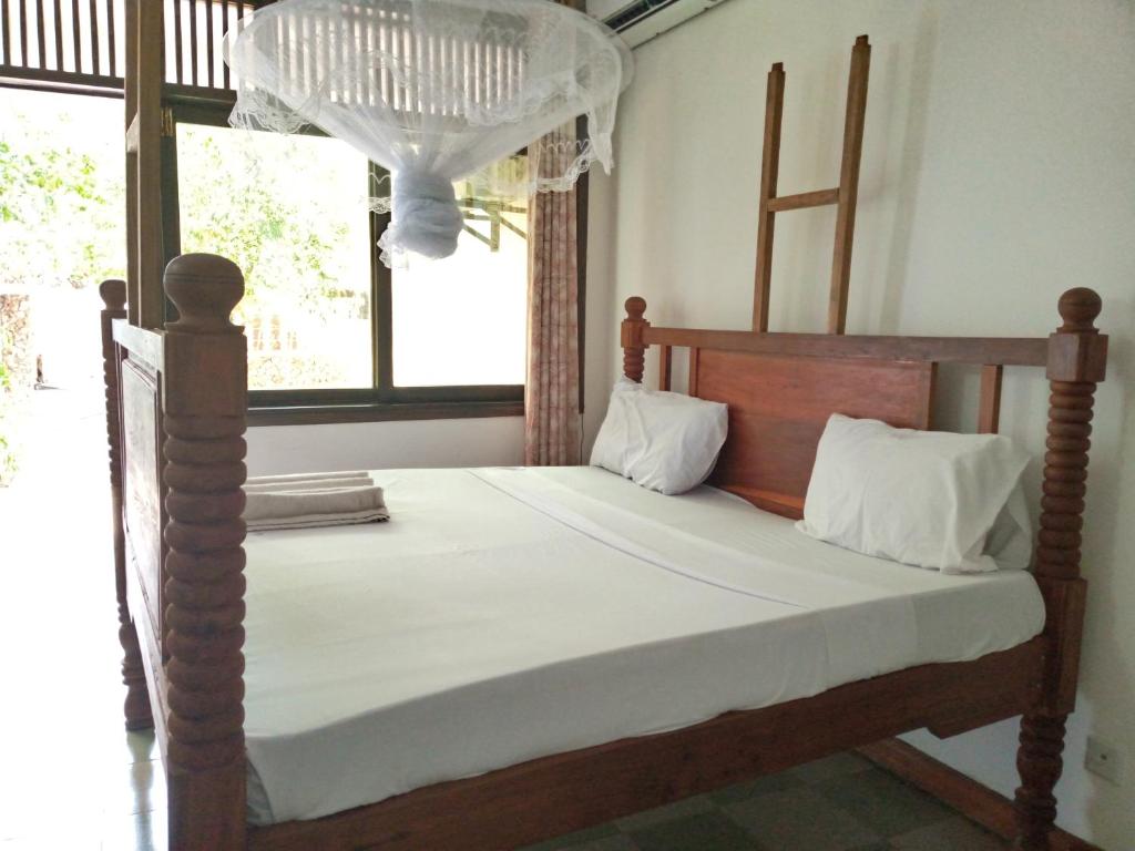 Giường trong phòng chung tại Serene Hotel