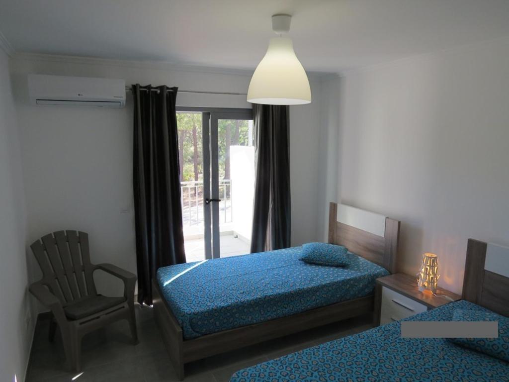 Tempat tidur dalam kamar di Villa de vacances 3 chambres et 6 couchages max. à proximité de mer à Praia Verde Algarve