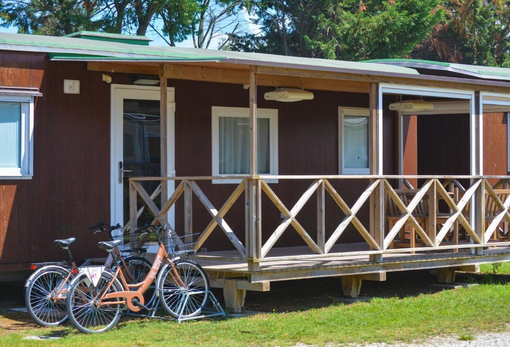 two bikes parked in front of a house at Camping Lido in Bibione