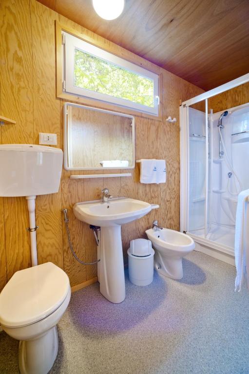 a bathroom with a sink and a toilet and a shower at Camping Village Capalonga in Bibione