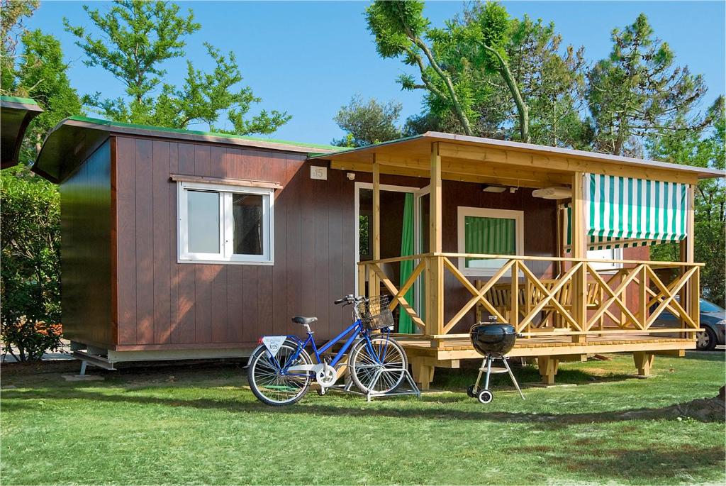 a bike parked in front of a tiny house at Camping Village Capalonga in Bibione