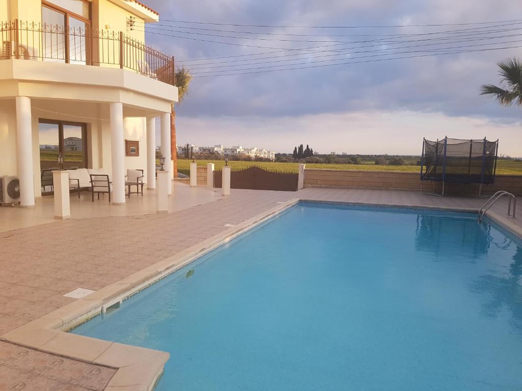 Bazén v ubytování Larnaca Mansion Ideal for 3 Families or more nebo v jeho okolí