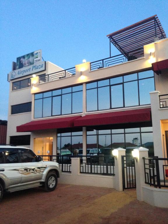 un edificio con un coche aparcado delante en Airport Plaza Hotel, en Yuba