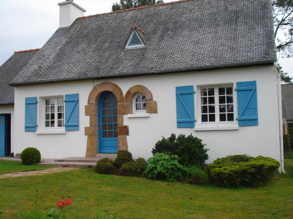 Maison blanche avec volets bleus et toit gris dans l'établissement moulin de la lande, à Perros-Guirec
