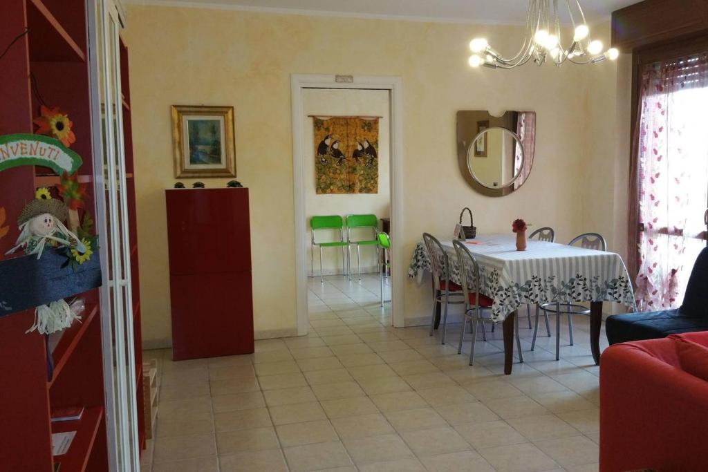 una cucina e una sala da pranzo con tavolo e sedie di B&BLeTerrazze BoutiqueHotel2-Torino a Ciriè