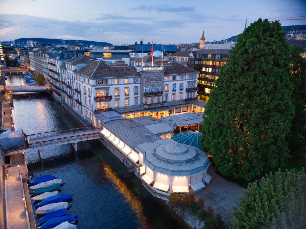 eine Stadt mit einer Brücke über einen Fluss mit Gebäuden in der Unterkunft Baur au Lac in Zürich