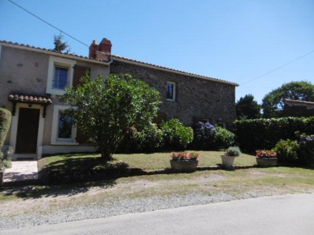 Le CellierにあるAu Clos de Launay Chambres d’Hôtesの鉢植え三本の家