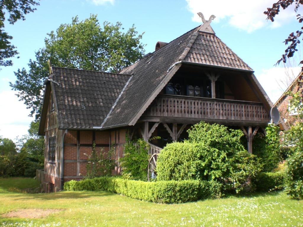 an old house with a gambrel roof at Ferienhaus Schünhoff in Schneverdingen