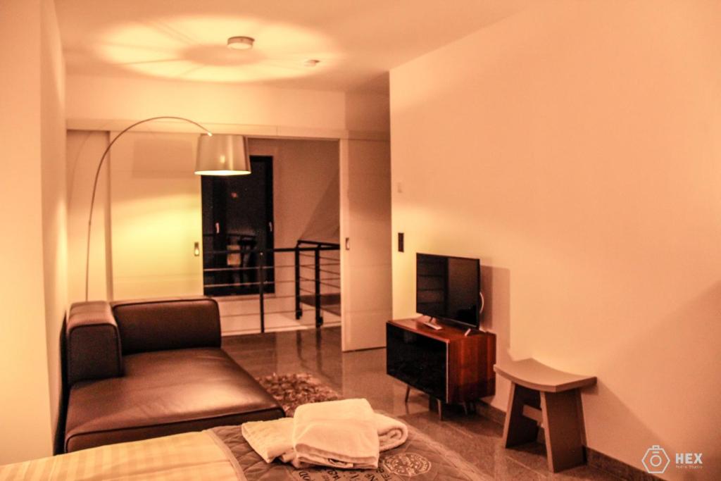 デュッセルドルフにあるBluestone Boarding Apartmentsのベッド、椅子、テレビが備わる客室です。