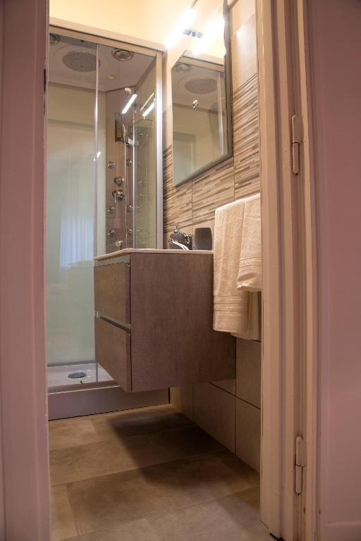 łazienka z umywalką i prysznicem w obiekcie San Silverio Luxury House w Rzymie